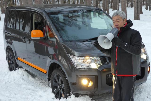 画像: 雪道でスタックした場合、まずはちょっとずつクルマを前後に動かして雪を踏み固め、脱出する方法を試みよう。