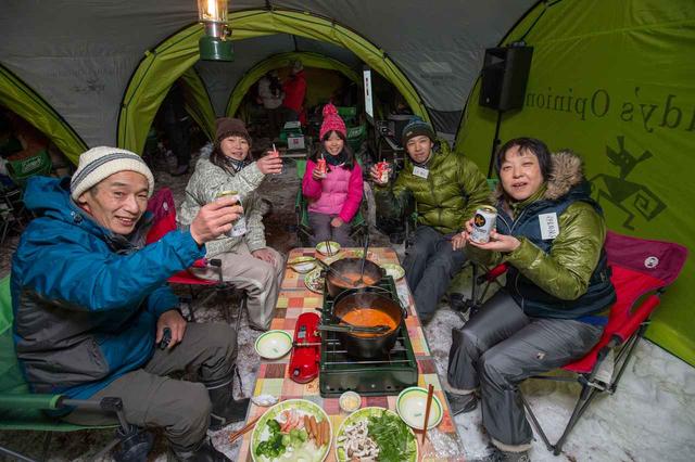 画像: 外はマイナス10℃を下回るほど寒かったが、ディナー会場のテントの中は盛り上がる。知らない人同士でも、デリカD:5オーナーだから話が盛り上がる。