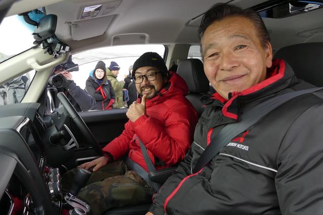 画像: 助手席に座る増岡氏からのアドバイスどおりに運転する。次第に楽しくなってくる。