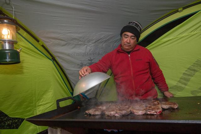 画像: 田中ケン氏が自らアウトドア料理を振る舞った。