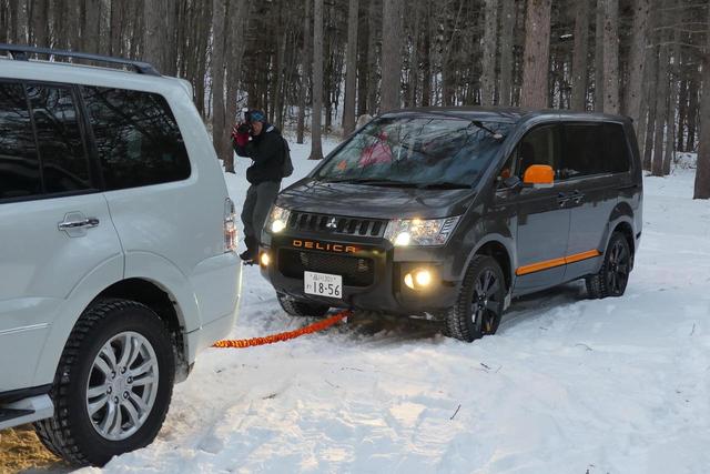 画像: タイヤまわりの雪をどかしてもどうしようもない場合、けん引してもらう方法もレクチャー。ちなみに参加者のうち、雪道走行自体が初めての人が1組、スタック経験のある人が3組いた。
