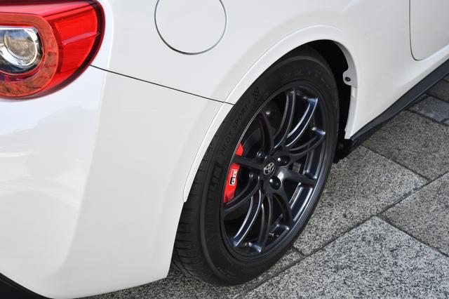 画像: リアタイヤは235/45R17と標準より幅広なものを履くために、リアフェンダーにはエクステンションを装着している。