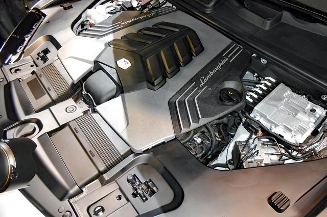 画像: V8ツインターボのエンジン本体はほとんど見えないが、カバーのデザインはけっこう凝っている。