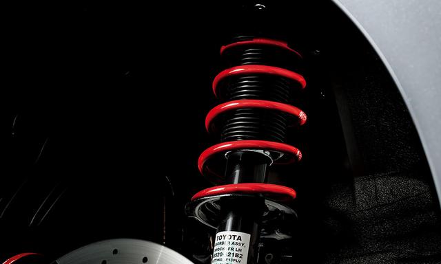 画像: ザックス製のダンパーにローダウンスプリングを組み合わせる。また、専用のトルセンLSDを装備する。