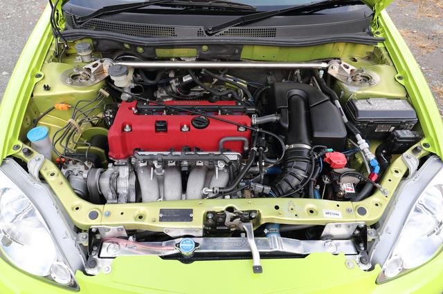 画像: シビックタイプR(FD2)のK20Aエンジンを見事に搭載。大型化したラジエーターを装備し、バッテリーにはレース用の小型軽量のリチウムイオンタイプまで積む。