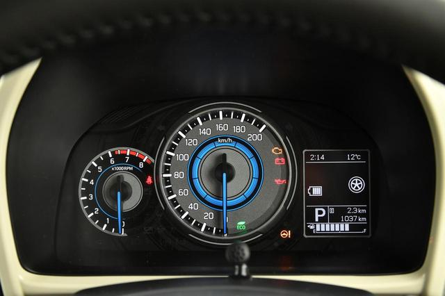 画像: シンプルで見やすいメーター。右側に3.5インチのマルチインフォメーションディスプレイが備わる。