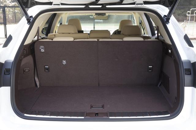 画像: フル乗車状態でも荷室スペースはかなり広い。