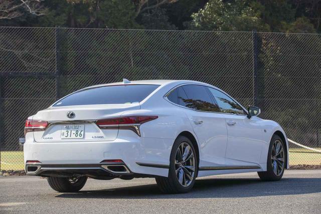 画像2: Fスポーツはグリルやロッカーモールなどを漆黒メッキとすることでスポーティ感を強調。