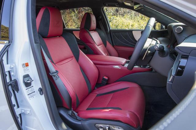 画像: ヘッドレストには F SPORT のエンボスエンブレムが入り、背面と座面には “L” をモチーフにした穴開け加工が施される。