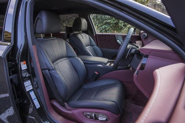 画像: EXECUTIVE のシート地には、フロントグリルからインスピレーションを得たキルティング処理が施されている。