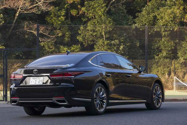 画像: EXECUTIVE のリアビュー。ハイブリッドの LS500h とはバンパーロアのデザインが異なる。