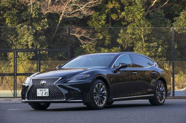 画像: こちらは EXECUTIVE。印象的なスピンドルグリルはCADと人の手によりデザインされ、数千に及ぶ面で構成されている。