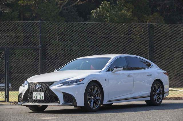 画像1: Fスポーツはグリルやロッカーモールなどを漆黒メッキとすることでスポーティ感を強調。