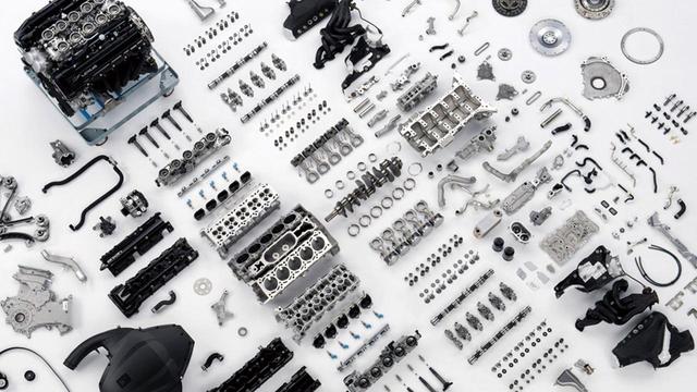 画像: 4.8L V10エンジンを構成するパーツ群。5バルブこそ採用していないが、イメージはヤマハがそれまで培ってきたF1そのものと言える。
