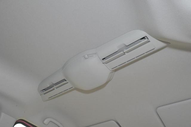 画像: 室内の温度を均一にするように天井に設置されたスリムサーキュレーター。