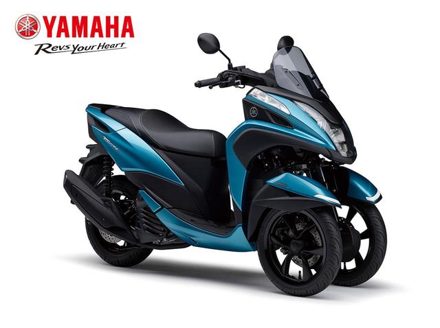 画像: トリシティ125は、さまざまな路面状況で乗り手をアシストするLMWテクノロジーを採用。コーナリング時にはフロント2輪と車体を同調させる。