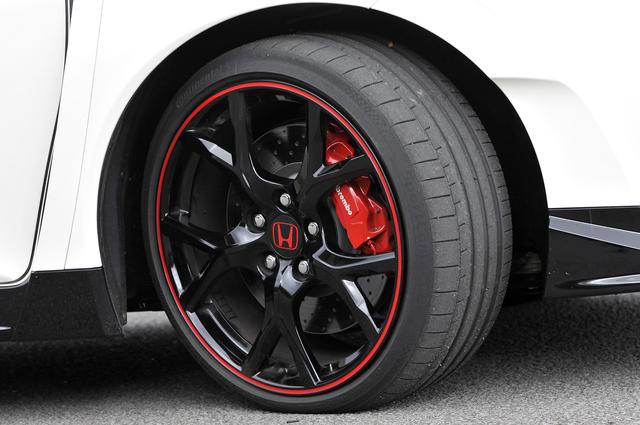 画像: タイヤは235/35ZR19サイズのコンチネンタル製「スポーツコンタクト6」を装着。ブロック剛性の高いトレッドパターンに、高Gに対応するケース剛性を実現する。