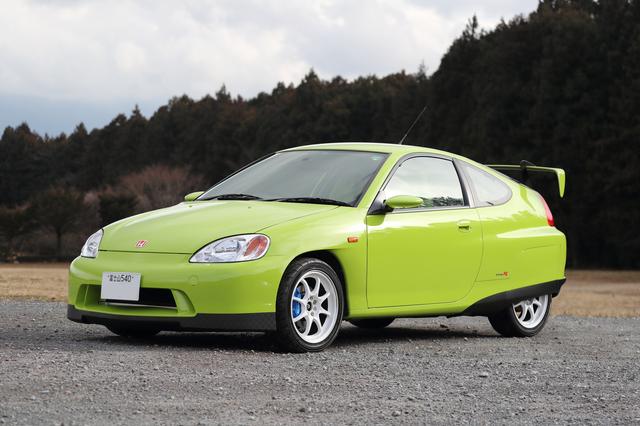 画像: ユニークなボディカラーが特徴だが、車名の由来を由良さんに聞くと「この色見て、アマガエルみたいでカワイイでしょ♪」とのこと。