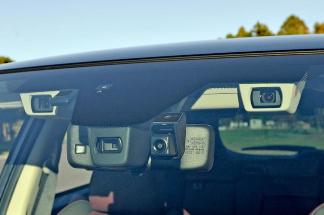 画像: ステレオカメラで車両や人などを検知して運転をサポートしてくれるスバルのアイサイト。