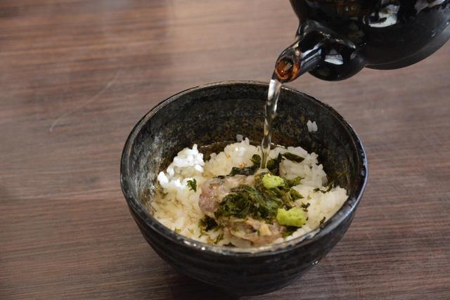 画像: 温かいご飯に“なめろう”を入れ、出汁をかけていただくのが“まご茶”。“さんが焼”を入れるのも美味しい。