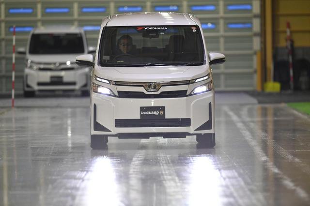 画像: 風や温度などの天候変化が少ないのが屋内氷盤路のメリット。屋外で行われていたときに比べ「データのギャップが少ないです」「安定してデータを取ることができます」「今後、開発の速度はものすごく早くなるはずです」とのこと。
