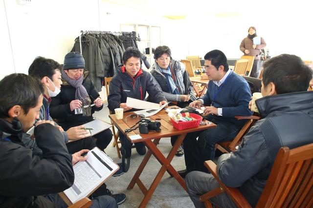 画像: 試走したあと、自分の書いたタイヤ評価のメモを横浜ゴムの担当者と答え合わせ。なぜそういうフィーリングの違いが出るのか、丁寧に教えてもらう。