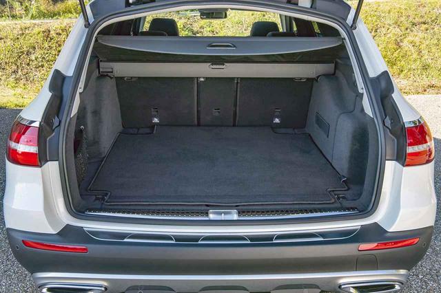 画像: 広いカーゴスペースはワゴン譲り。フル乗車時で640L、最大で1820L。テールゲートは電動開閉式。