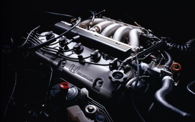 画像: 直5SOHCのG25A型エンジン。4速ATとの組み合わせで、10・15モード燃費は10.2km/Lだった。