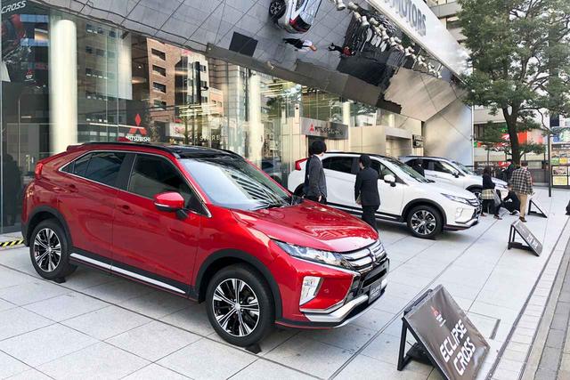 画像: 三菱自動車本社前に展示されているエクリプスクロス。
