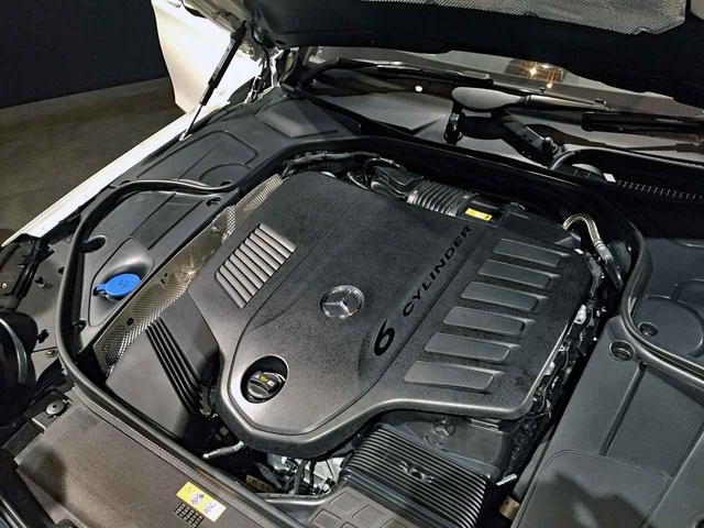 画像: ボンネットを開けても「6 CYLINDER」と書かれたカバーに覆われて、エンジン本体はほとんど見えない。