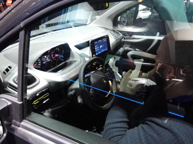画像4: 最新のプジョー顔が似合う!新型MPV『リフター』の4WD仕様が気になる件【ジュネーブオートサロン2018】