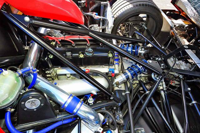 画像: エンジンは2Lのホンダ VTECにターボを装着。オリジナルのシームレスミッションと組み合わせる。将来的にはオリジナルのV10エンジンを搭載する予定だ。
