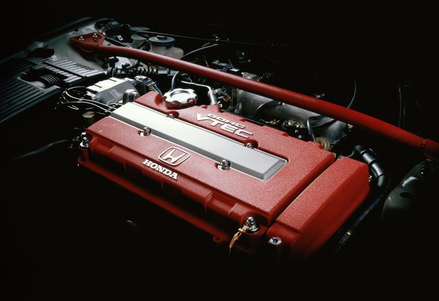画像: エンジンにこだわるホンダならではの高出力化技術を投入。吸排気系を徹底的にチューニングするとともに圧縮比をアップ。レブリミットをベース比+200rpmの8400rpmに高めて、当時、世界最高峰となるリッター116㎰を実現したB16B 98 spec.R。