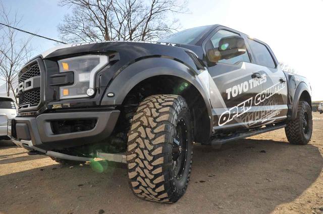 画像: ハイスペックにチューニングされたフォードのF150には、オープンカントリーM/Tを装着。