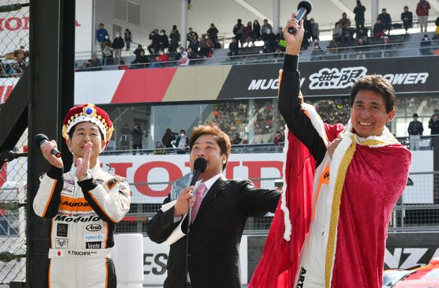 画像: 王冠とマントは2人で分け合いました、どちらもお似合いです