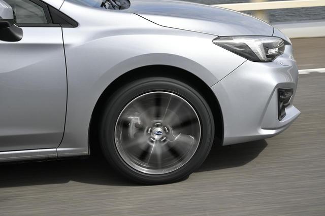 画像: 高速道路では適度に締まったハンドルの手応えでちょうど良い感じ。段差乗り越えでは収まりもスッキリとしているのが特徴だ。