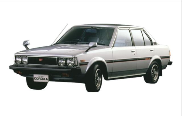 画像: カローラセダン GT。1600ccエンジンを搭載する最上位グレード。丸目4灯が当時の流行を物語る。