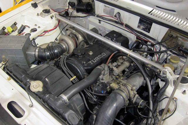 画像: エンジンは1997ccの直4SOHC。タービンはかなり大型。インタークーラーも装着する。
