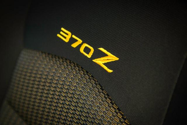 画像: フェアレディZ ヘリテージ エディションのシートに刺繍された「370Z」の文字。