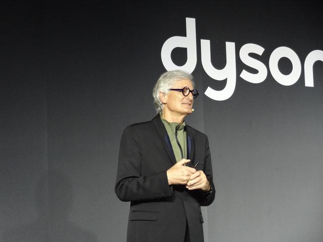画像: ジェームズ・ダイソン氏。2006年に画期的な掃除機を広めた功績でエリザベス女王からナイトの称号を授与された。