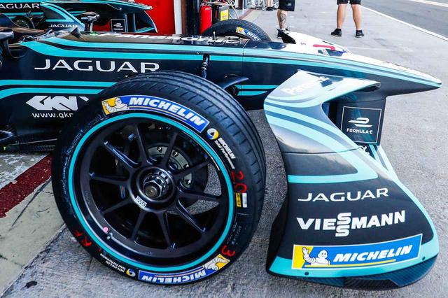 画像: 主に公道を舞台に開催されるフォーミュラEは、18インチ大径ホイールを採用。