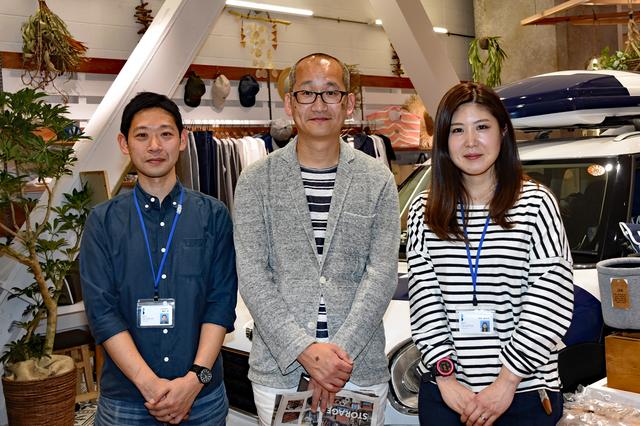 画像: 写真左から城戸明(きど・あきら)店長、小曽根憲(おぞね・けん)執行役員、今沢奈々子副店長。「自社開発だけでは限界があるので、リアル店舗ではセレクトショップ的な機能も付加していきたい」と小曽根氏。