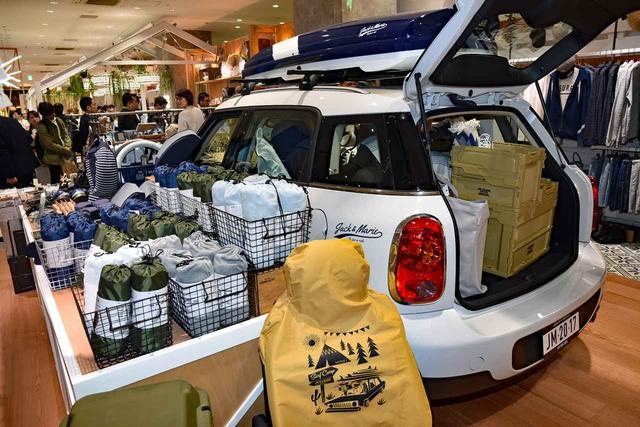 画像: 店内にはMINIクロスオーバーがディスプレイされている。