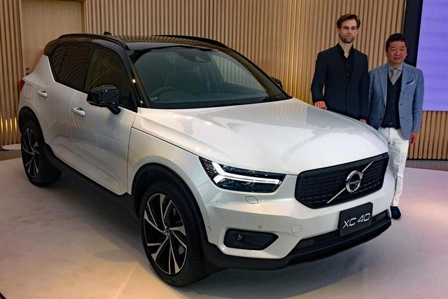 画像: XC40の発表会に登壇したボルボ・カー・ジャパンの木村社長(右)と、エクステリアデザインチーフデザイナーのマクシミリアン・ミッソーニ氏(左)。