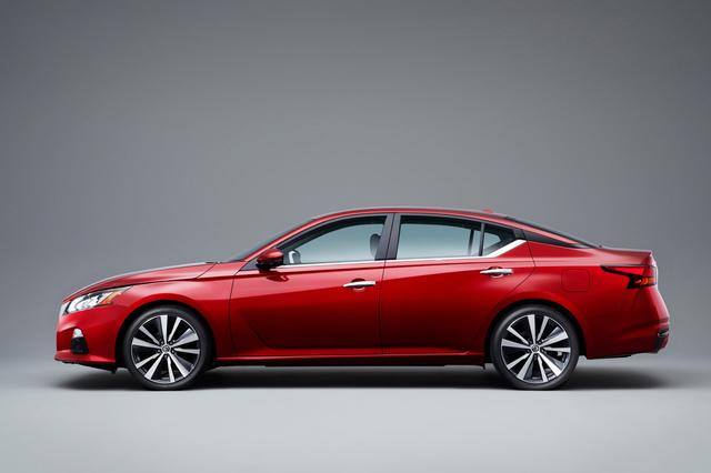 画像: Cピラーに特徴的なデザインを組み込まれた新型アルティマ。