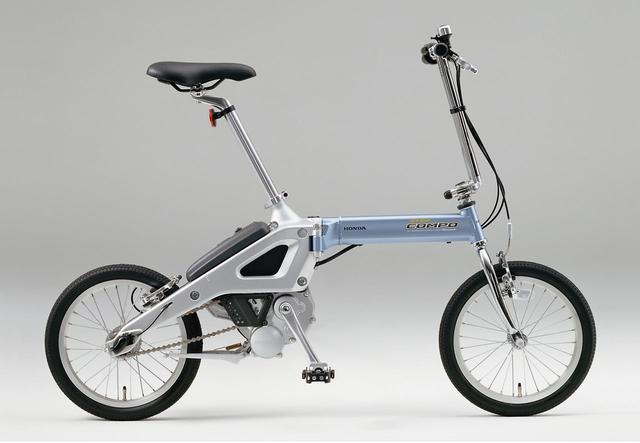画像: ホンダらしく2輪/4輪同時開発で生まれた折りたたみ式電動アシスト自転車「ステップコンポ」。折りたたむとステップワゴンの荷室にジャストフィット搭載した。10万9000円(当時)。