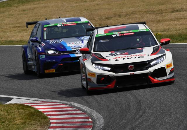 画像: スタートドライバーによるテール・トゥ・ノーズのバトル