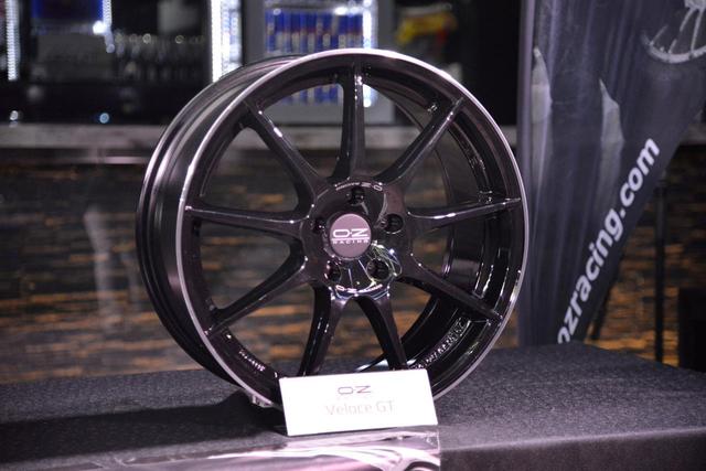 画像: リムエンドまで伸びた9本スポークがアグレッシブな視覚効果をもたらす「Veloce-GT」。 www.ozracing.com