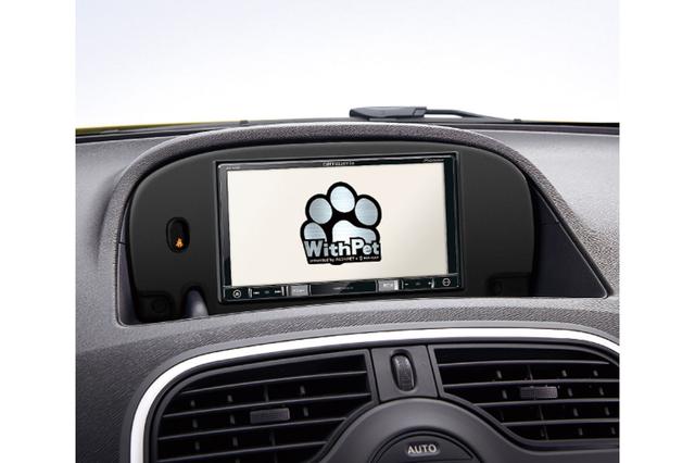 画像: カングーウィズペットのロゴが表示されるナビ。