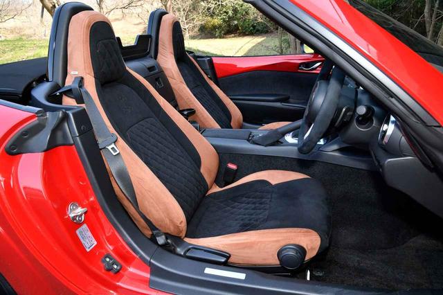 画像: 試乗車のシート地はオプション品(35万6400円)で、アルカンターラが採用されている。形状や機能はロードスターのものと同じで疲れにくい。